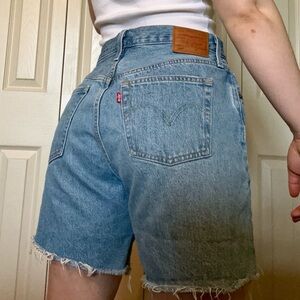 Levi’s 501 90s Women’s Jorts Medium Wash. Waist size 29, Inseam 7 1/2”.